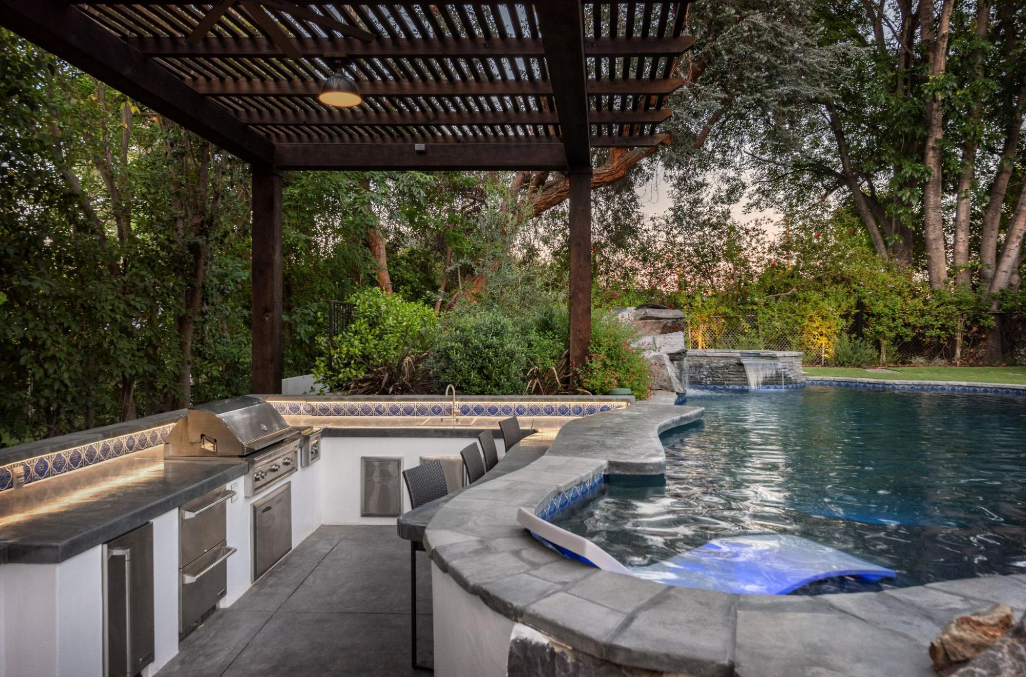 Luxury Pool Builders