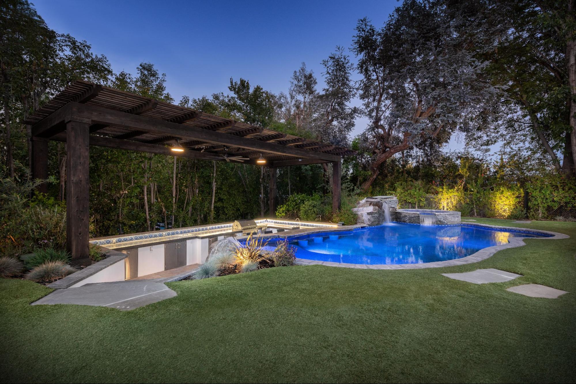 Luxury Pool Builders