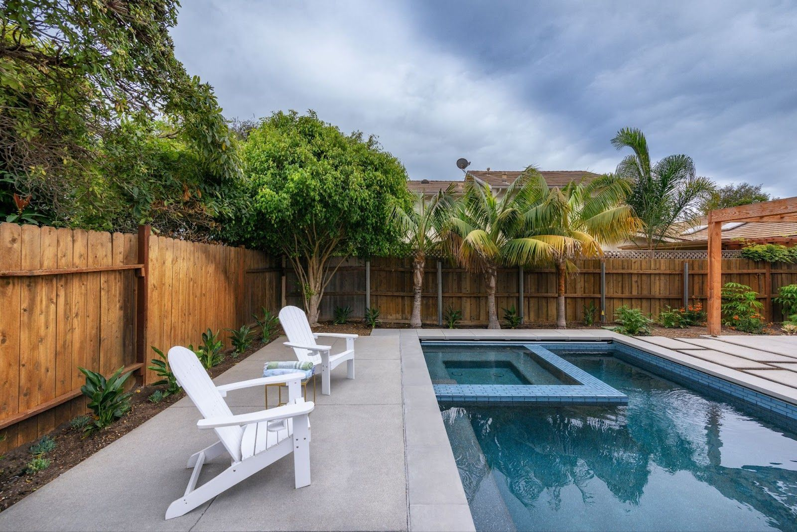 Fluidity pool design with spa and modern backyard setting